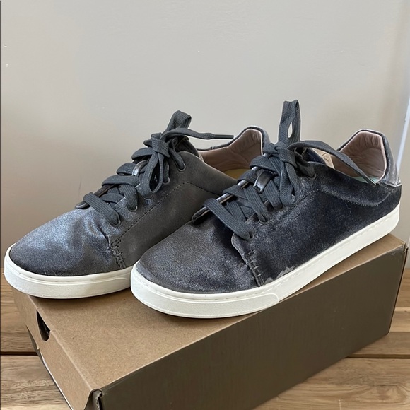 OluKai Pehuea Li Lanui Charcoal Velvet Sneakers Sz 8.5 - Picture 2 of 10